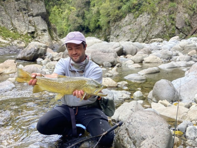 Jarrad Hunt with a magnificent 7lb Hutt River brown FocusFillWyIwLjAwIiwiMC4wMCIsODUwLDU2MF0