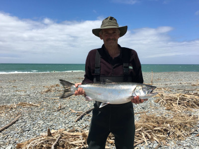 WFR1819.34 Shelton Tipper and his Opihi Salmon from the surf 08 01 2019 credit Paul McLaughlan