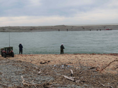 WFR1718.50Anglers fishing the Waitaki River mouth 19 03 18