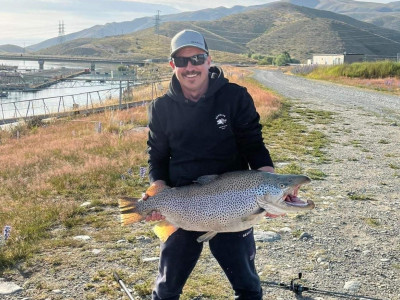 WFR2223.36 Scott Baker with his 32 pound brown trout from the Ohau B Canal