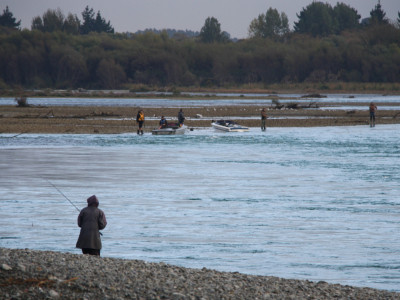 WFR2324 77 Salmon anglers near the mouth of the Waitaki River last Saturday photo Rhys Adams
