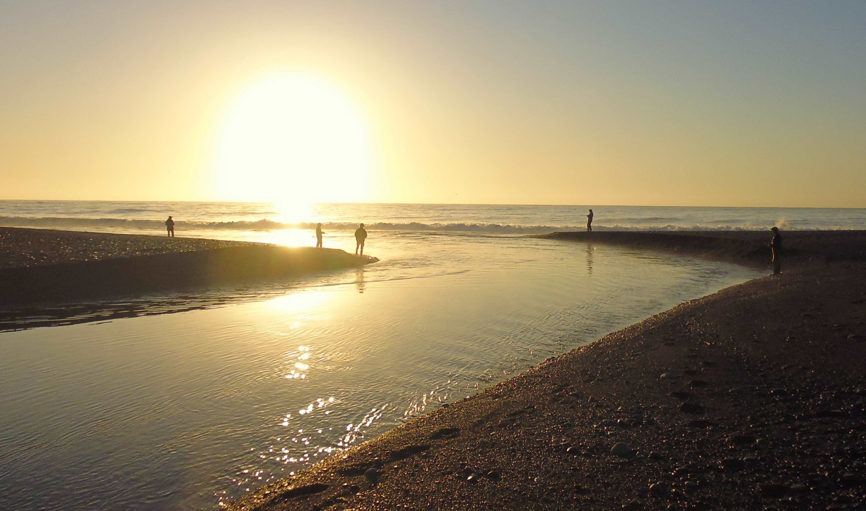 RL CSI JAN 4 sunrise salmon fishing at the Opihi River mouth credit Hamish Stevens