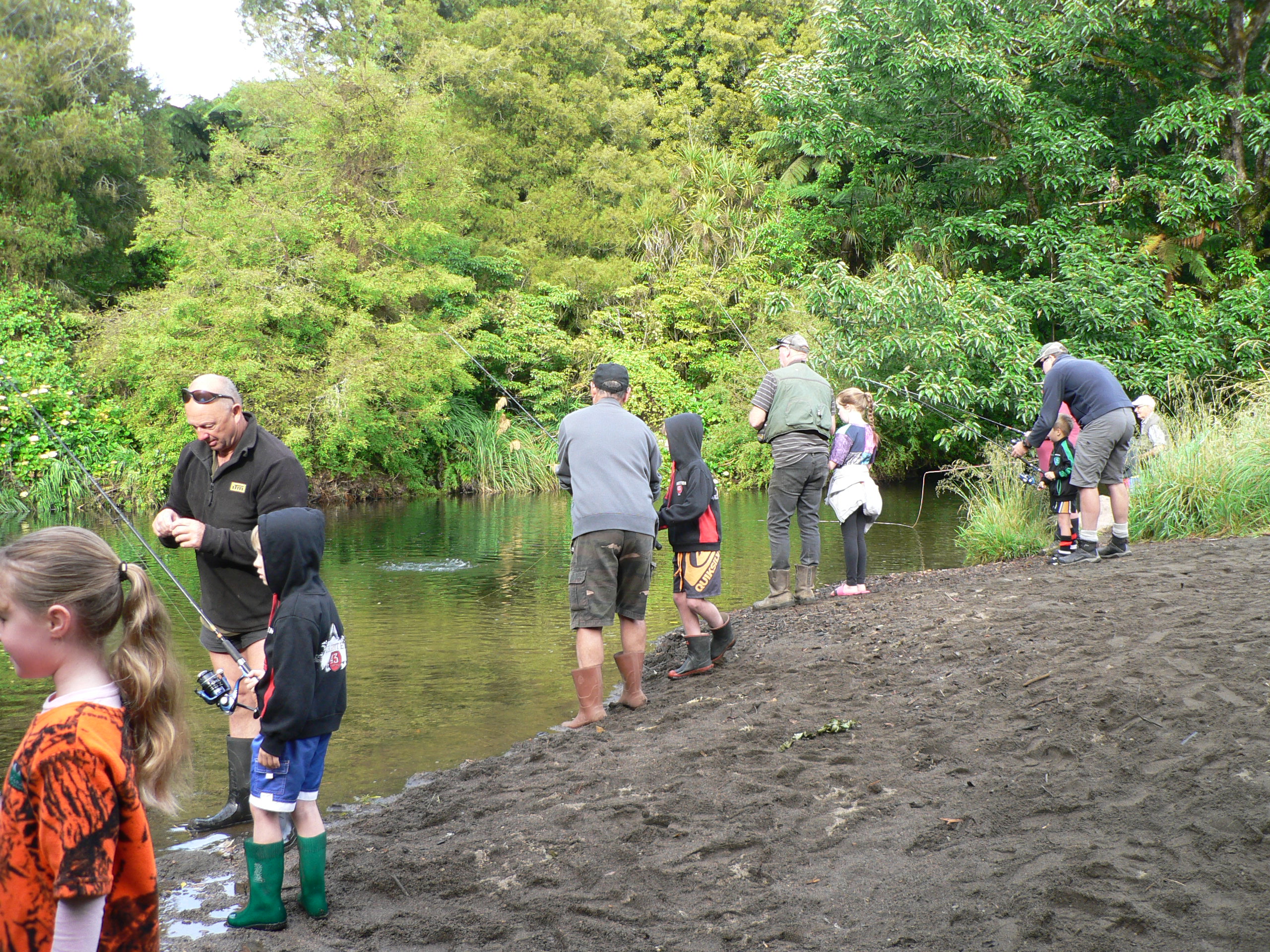 TRL5Oct22. Keen young anglers and their helpers at the Scout Den pool in King Edward Park Stratford.
