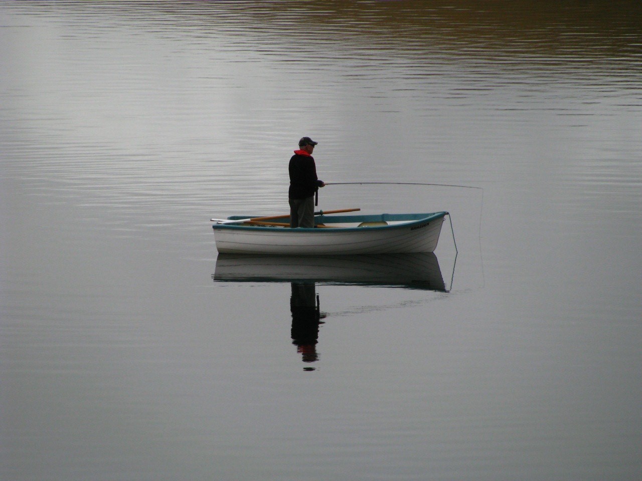 WFR2021.53 John Denley fishing Lake Alexandrina in a moments solitude credit Trevor Streeter