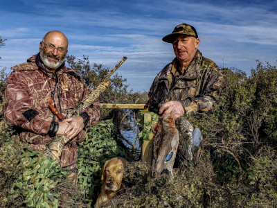 BB CSI 1 Ralph Bullock L Neville Alexander with Rooster the labrador hunting at Wainon Reserve on Sunday credit R Adams 1